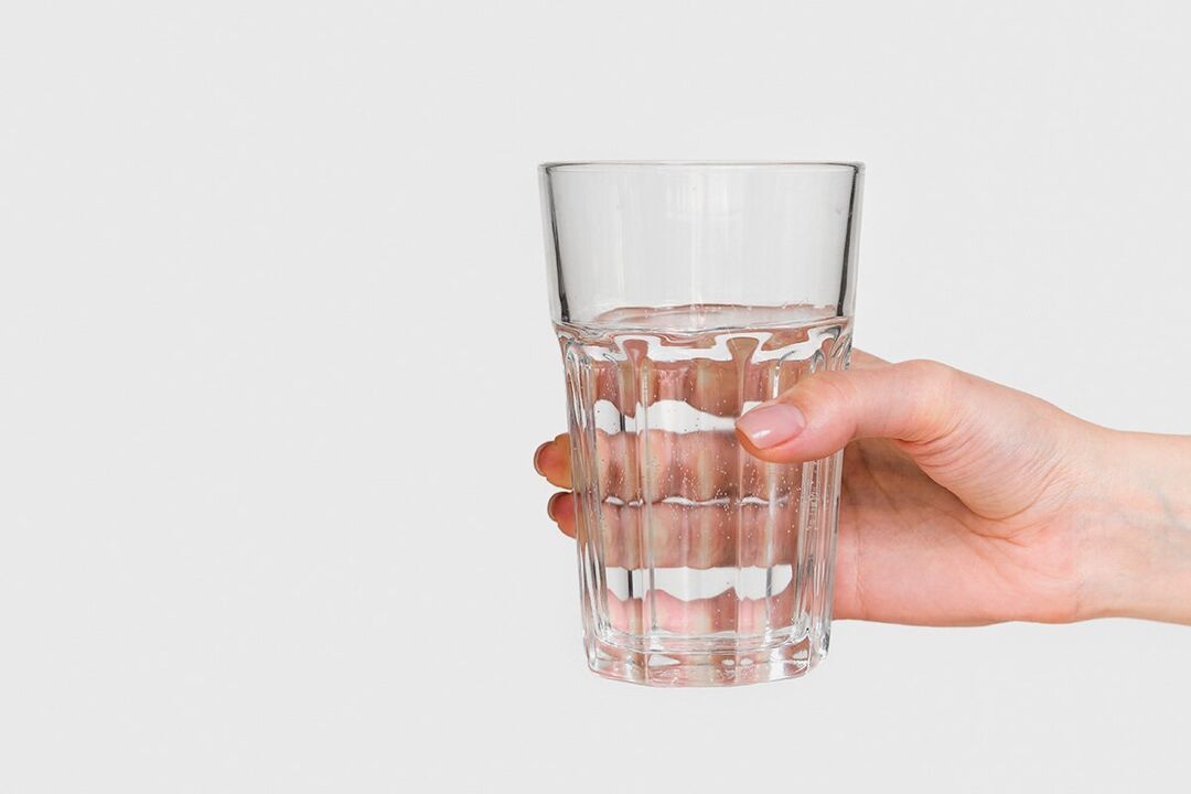 Un verre d'eau avec une poussière diluée zxcvbnmqwert